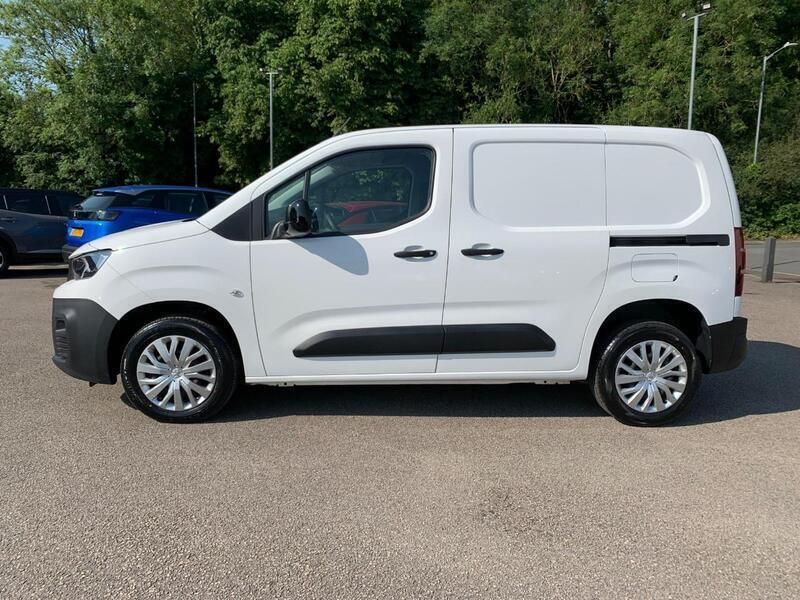 White Used 2022 Peugeot Partner Premium MPV | £8,995 (Super price) - Image 1/4