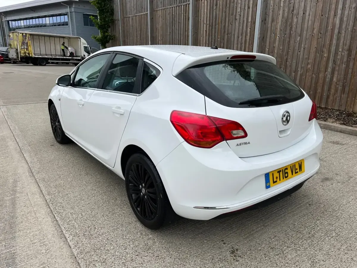 Usado Vauxhall Astra Excite 2016 Blanco Utilitario