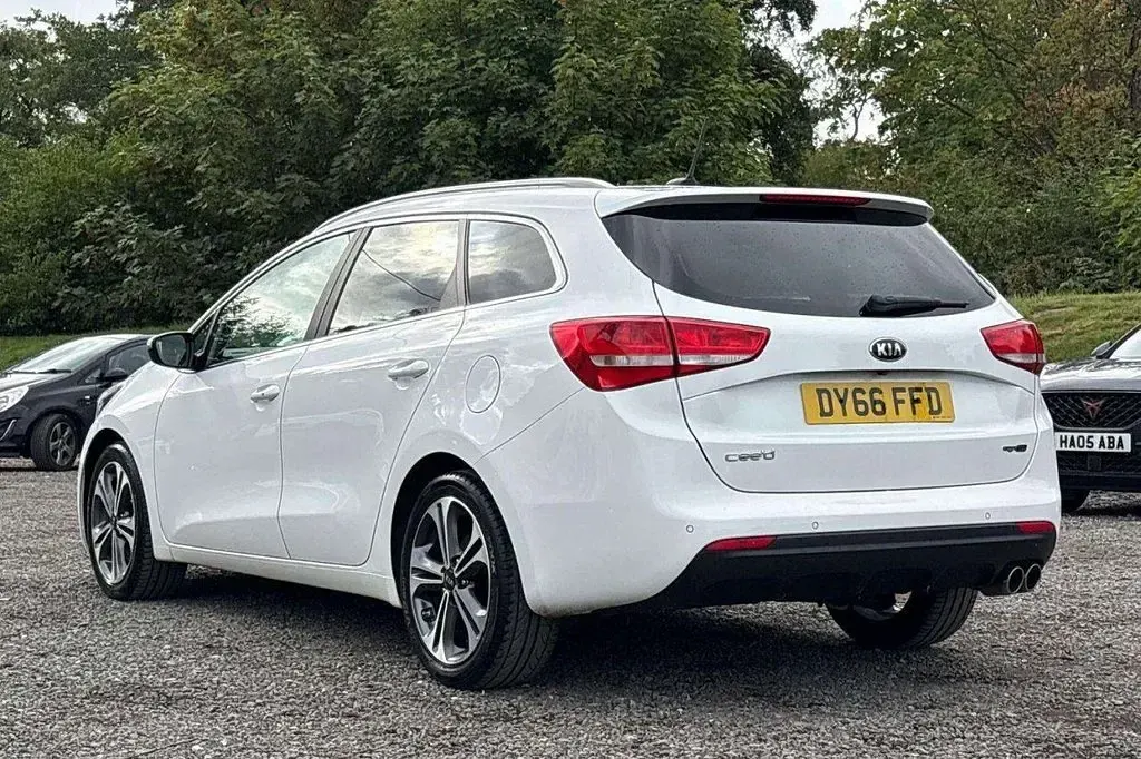 Used Kia Ceed GT-Line 136 HP (100 kW) 2016 White Hatchback