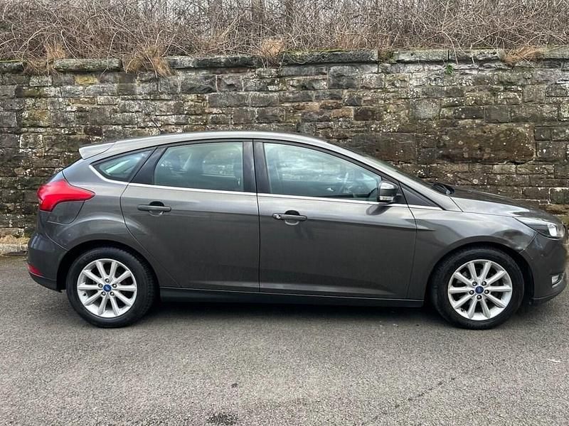 Used Ford Focus Titanium 125 HP (91 kW) 2016 Grey Hatchback