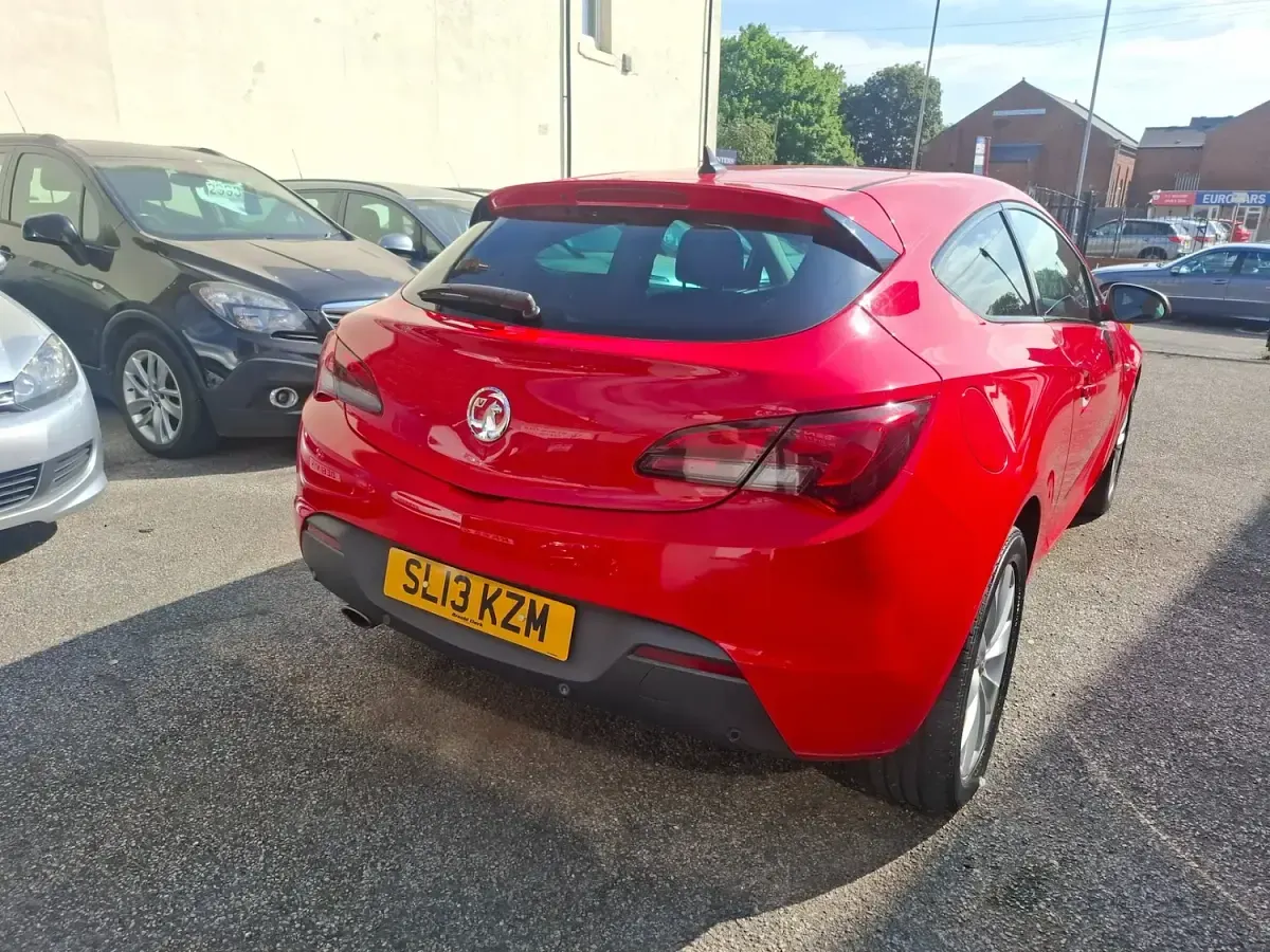 Used Vauxhall Astra GTC SRi 140 HP (102 kW) 2013 Red Hatchback