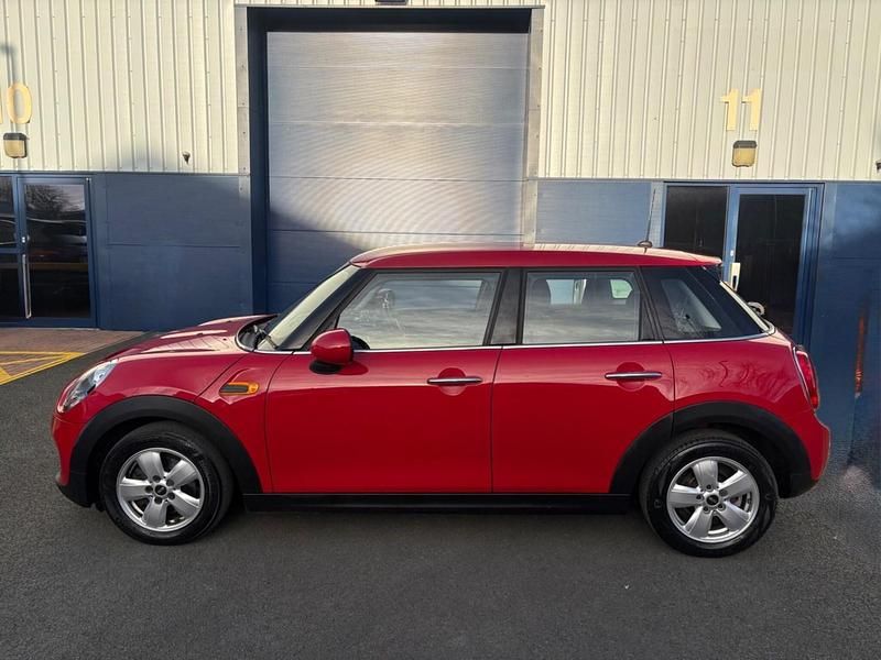 Usado Mini ONE Hatch 102 CV (75 kW) 2017 Rojo Utilitario