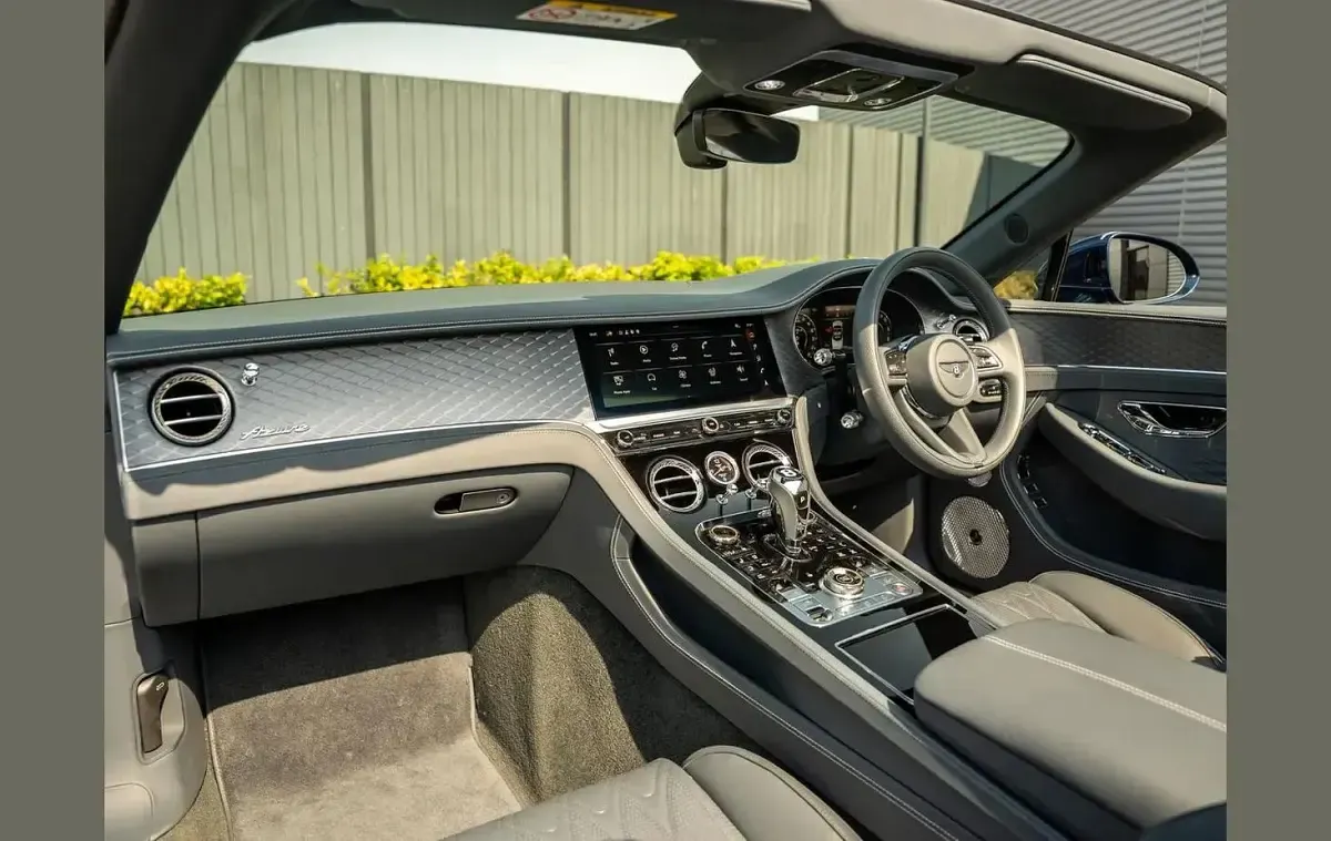 Begagnad Bentley Continental 670 HK (492 kW) 2025 Blå Cab