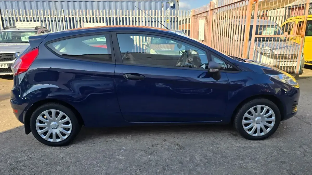 Second-hand Ford Fiesta Studio 2013 Albastru Hatchback