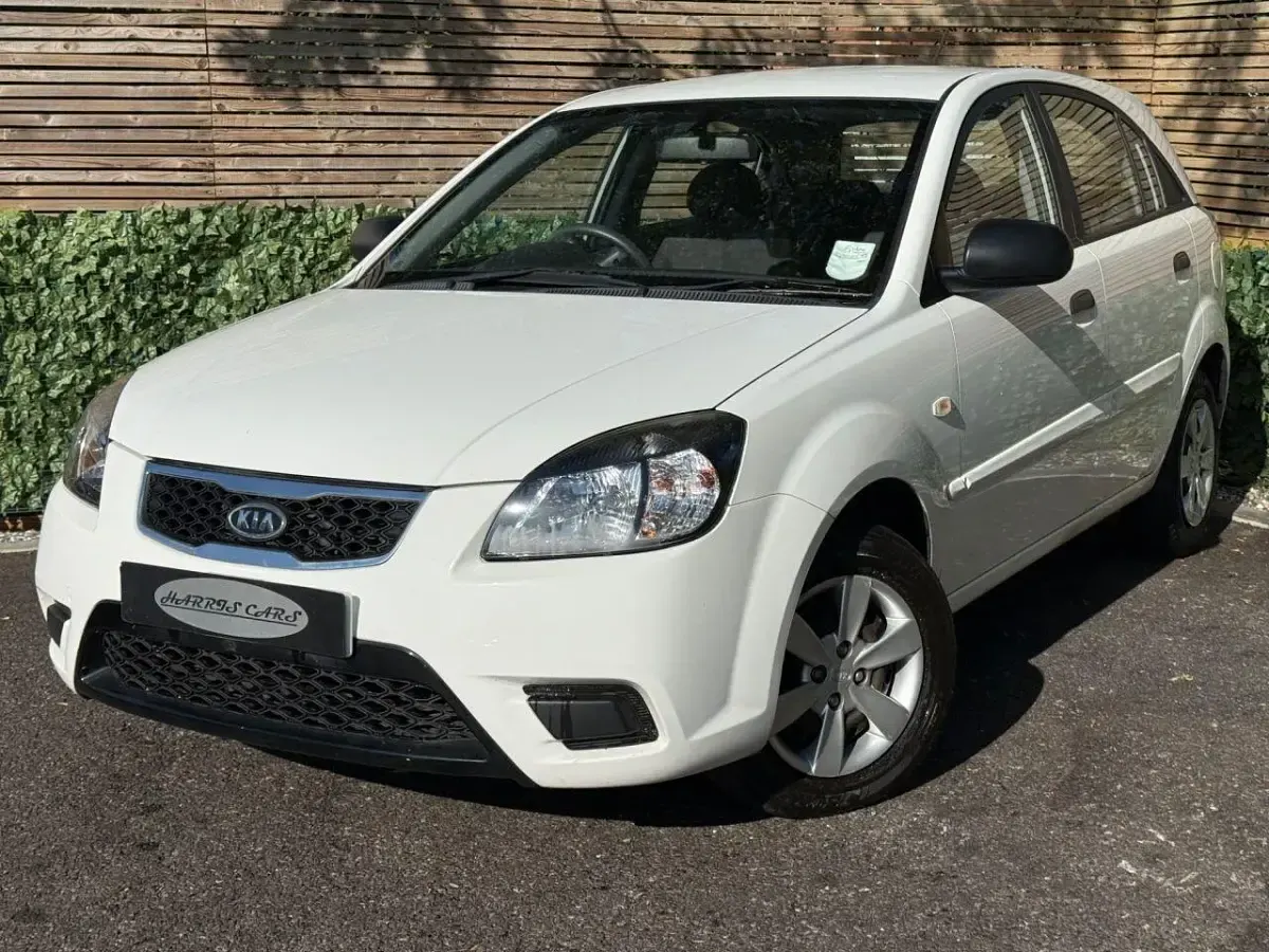 Used Kia Rio 109 HP (80 kW) 2011 White Hatchback