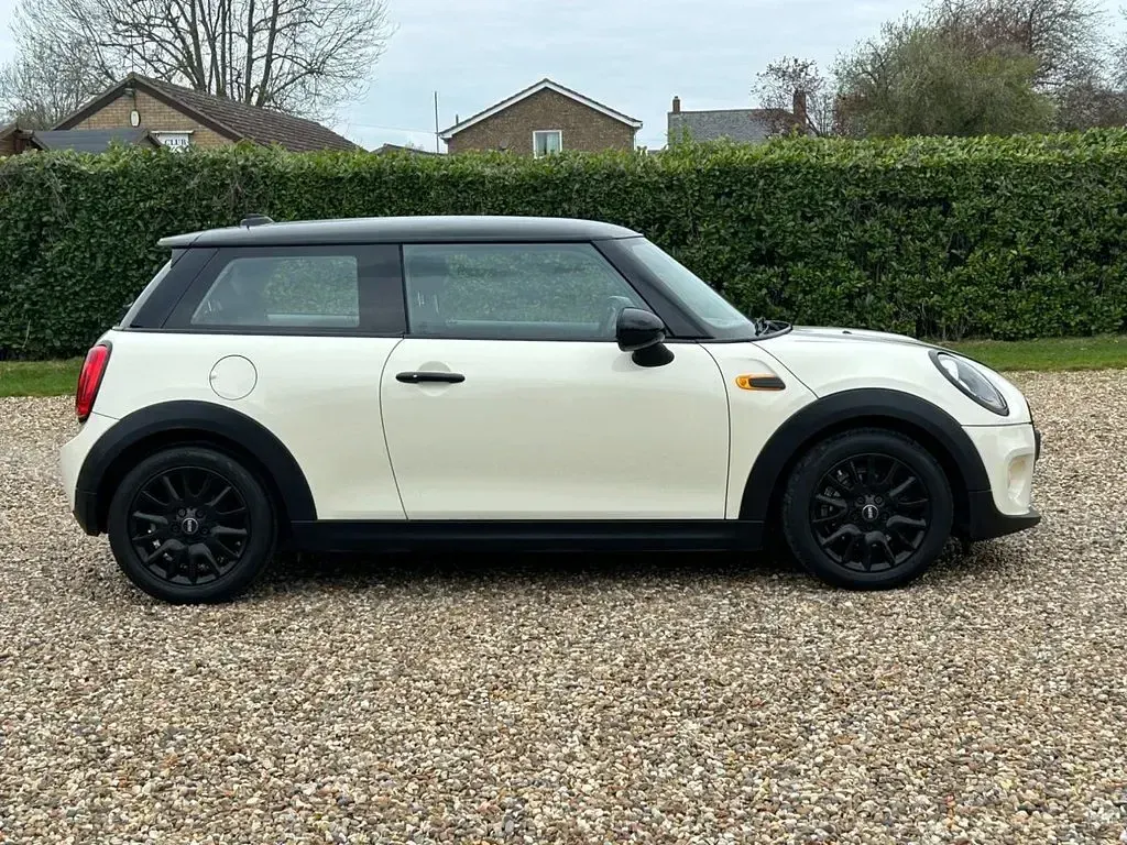 Used Mini ONE Hatch 102 HP (75 kW) 2016 White Hatchback
