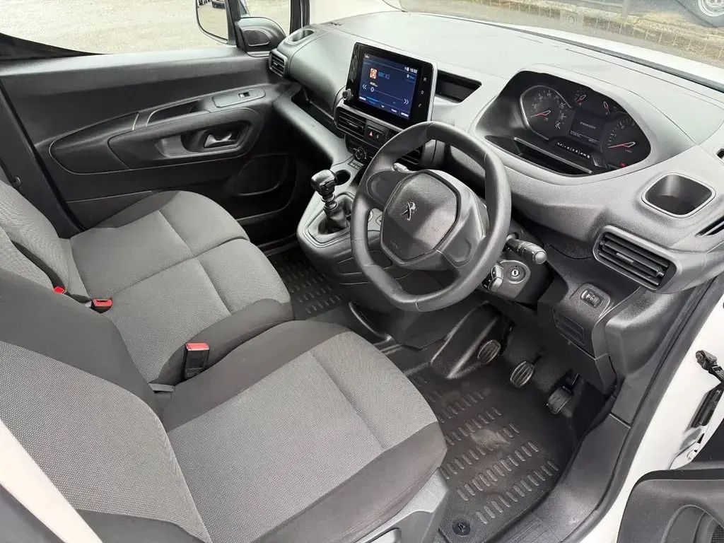 Used Peugeot Partner Premium 100 HP (73 kW) 2022 White MPV