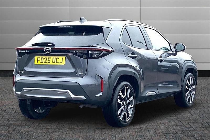 Used Toyota Yaris Cross 130 HP (95 kW) 2025 Decuma grey SUV
