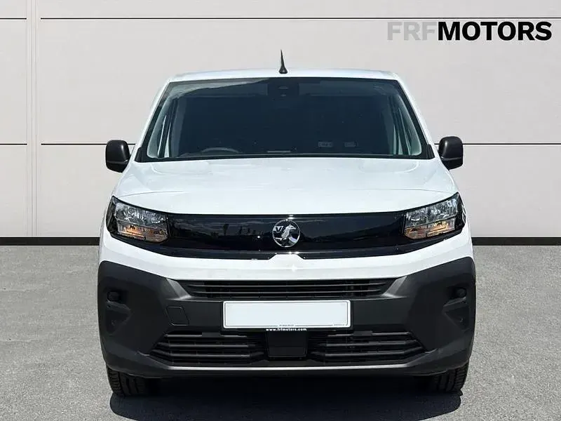 New Vauxhall Combo 100 HP (73 kW) 2025 P0pr kaolin white MPV