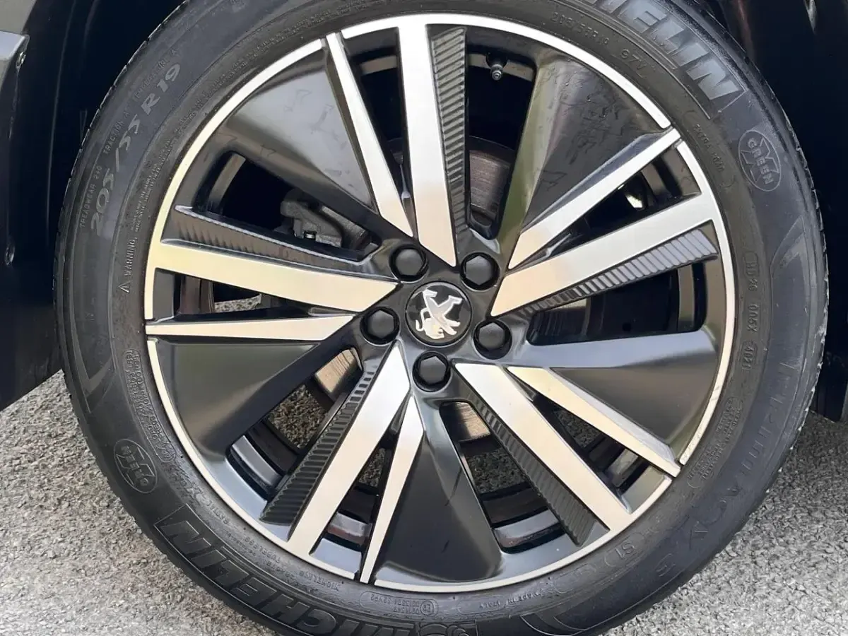 Usado Peugeot 5008 Premium 129 HP (94 kW) 2022 Azul SUV