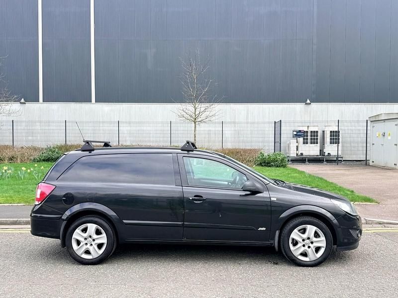 Used Vauxhall Astra Sportive 125 HP (91 kW) 2012 Black Van