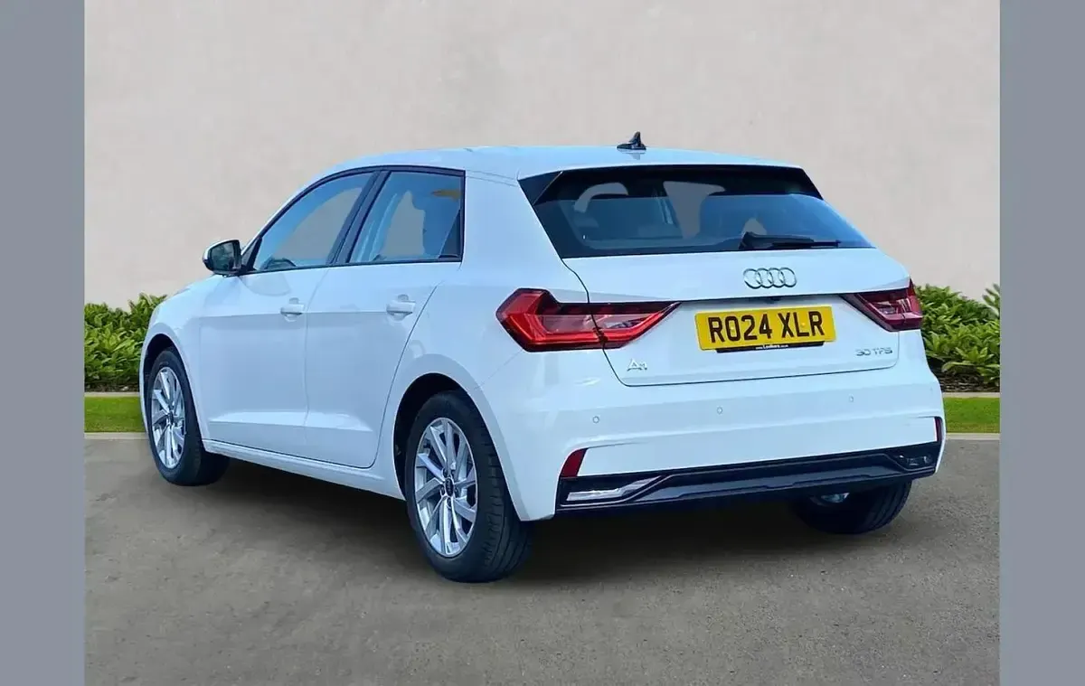 Używany Audi A1 Sport 110 KM (80 kW) 2024 Biały SUV