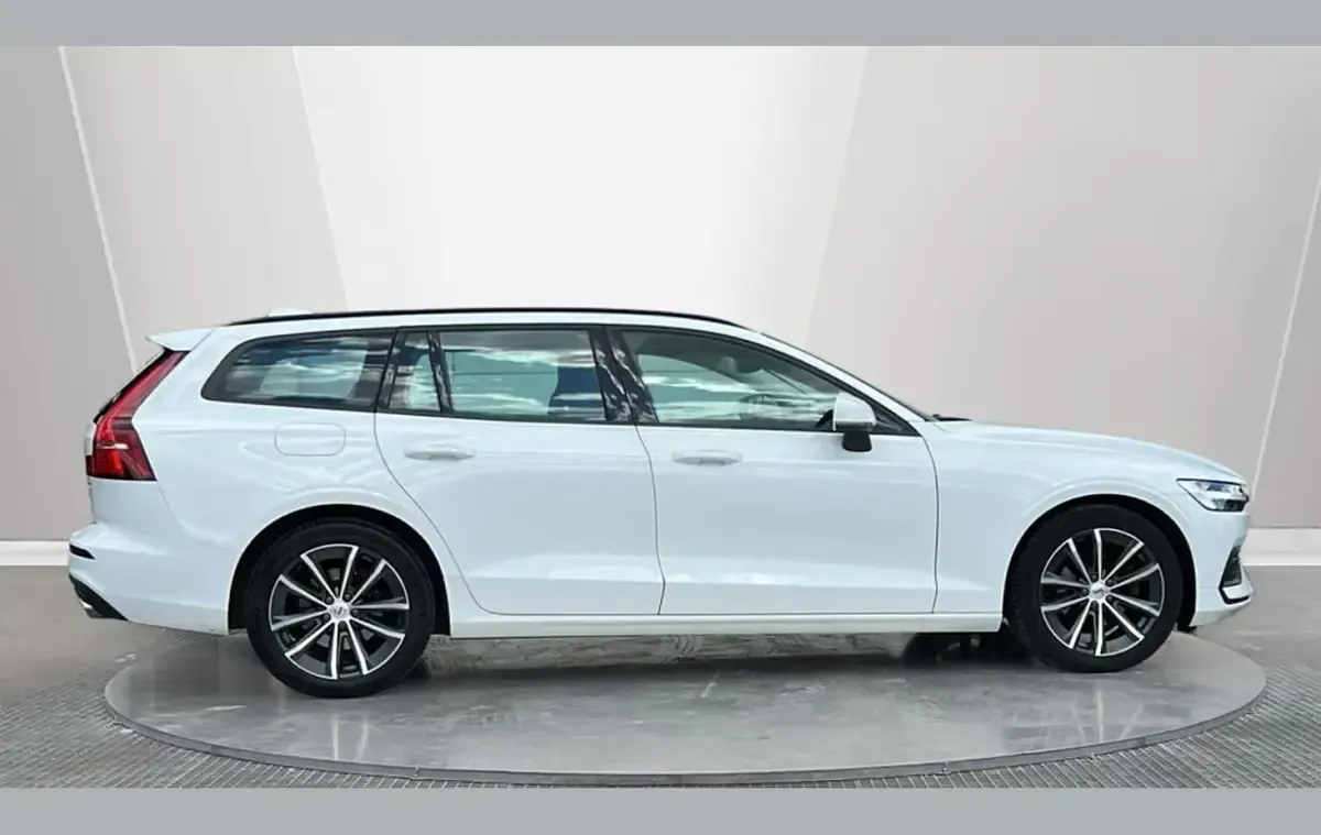 Used Volvo V60 Momentum 161 HP (118 kW) 2022 White Estate