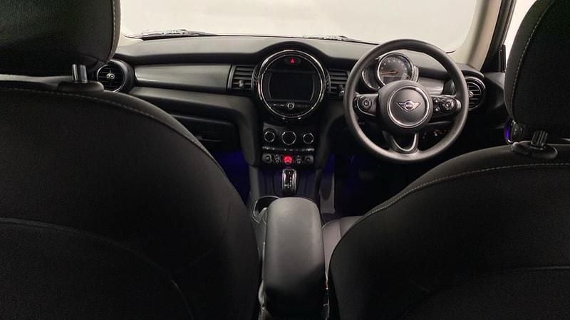 Used Mini Cooper Classic 134 HP (98 kW) 2019 White Hatchback