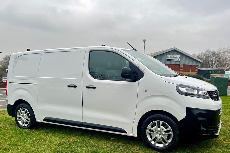 Used Vauxhall Vivaro 120 HP (88 kW) 2021 White MPV