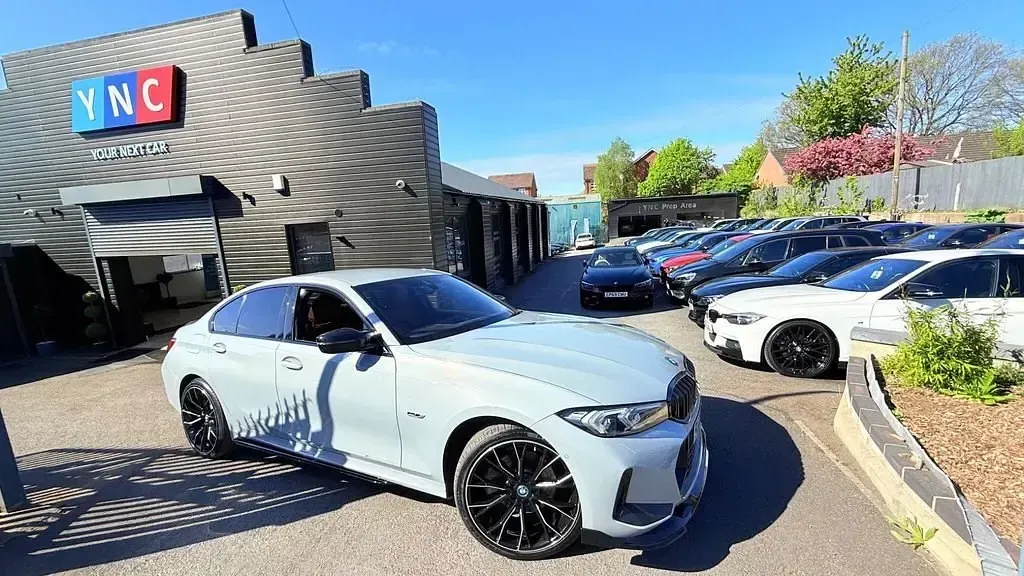 Begagnad BMW 330e M Sport 2023 Grå Sedan