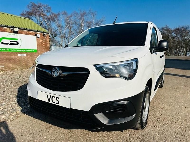 Used Vauxhall Combo Edition 100 HP (73 kW) 2019 White MPV
