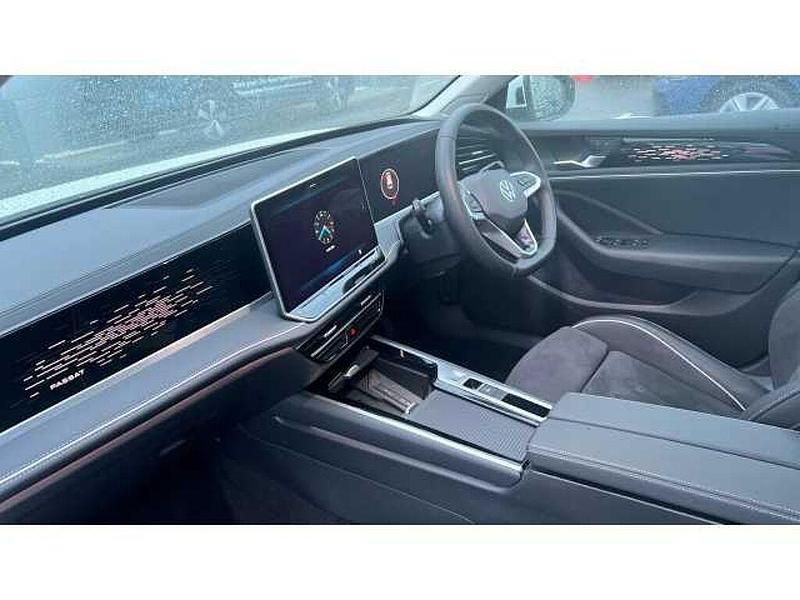 Used VW Passat Elegance 204 HP (150 kW) 2025 Pure white Estate