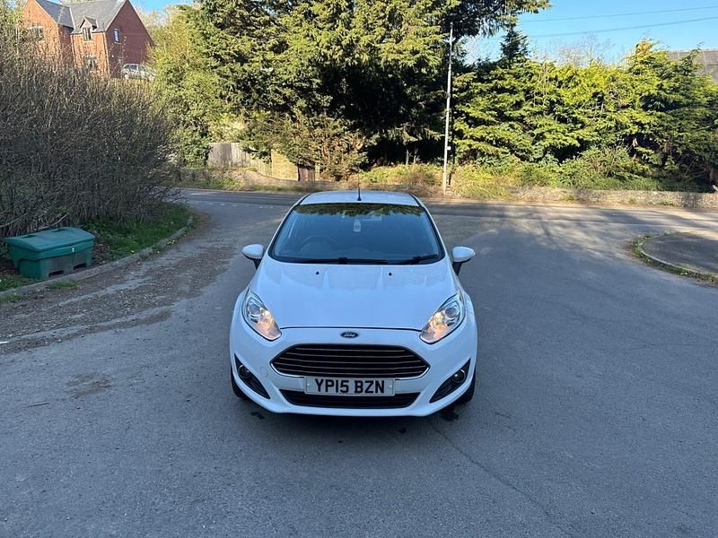Used Ford Fiesta Zetec 75 HP (55 kW) 2015 White Hatchback