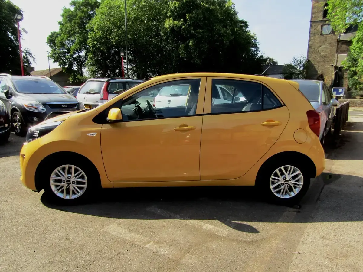 Used Kia Picanto 66 HP (48 kW) 2024 Yellow Hatchback