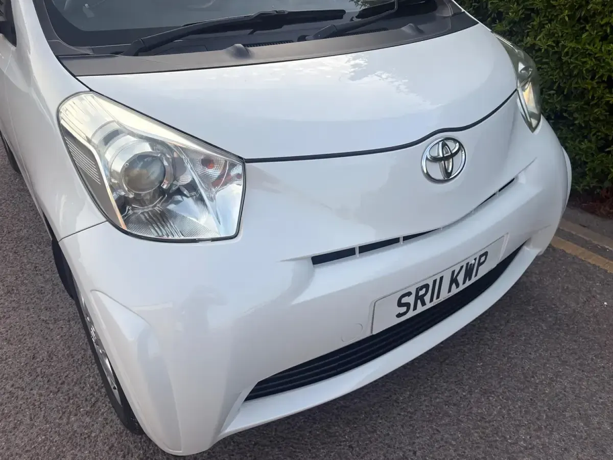 Used Toyota iQ 68 HP (50 kW) 2011 White Hatchback