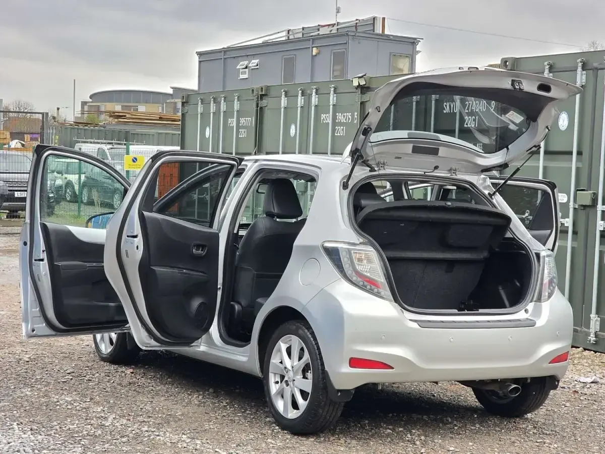 Used Toyota Yaris 101 HP (74 kW) 2013 Silver Hatchback