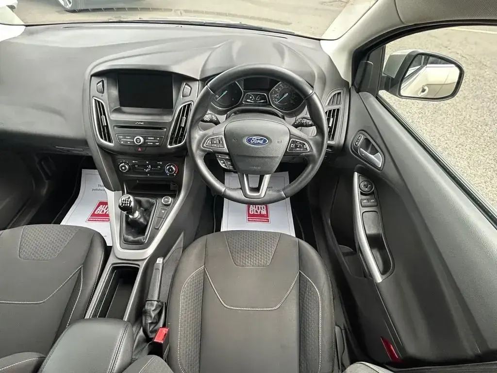 Second-hand Ford Focus Zetec 120 CP (88 kW) 2017 Argintiu Hatchback