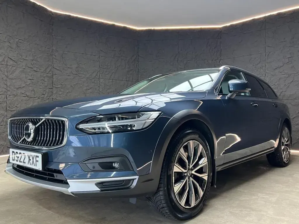 Used Volvo V90 CC Plus 250 HP (183 kW) 2022 Blue Estate