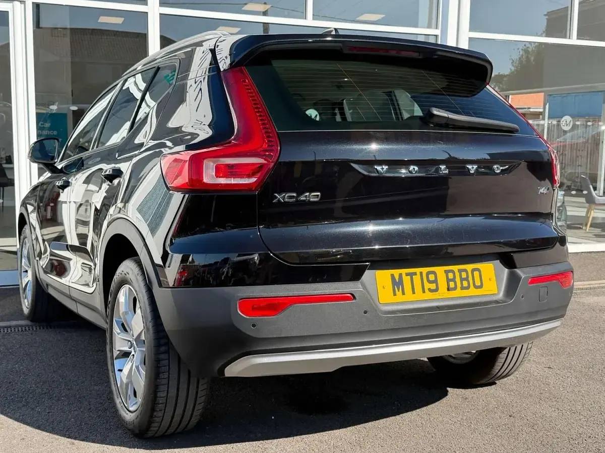 Used Volvo XC40 Momentum 2019 Black SUV