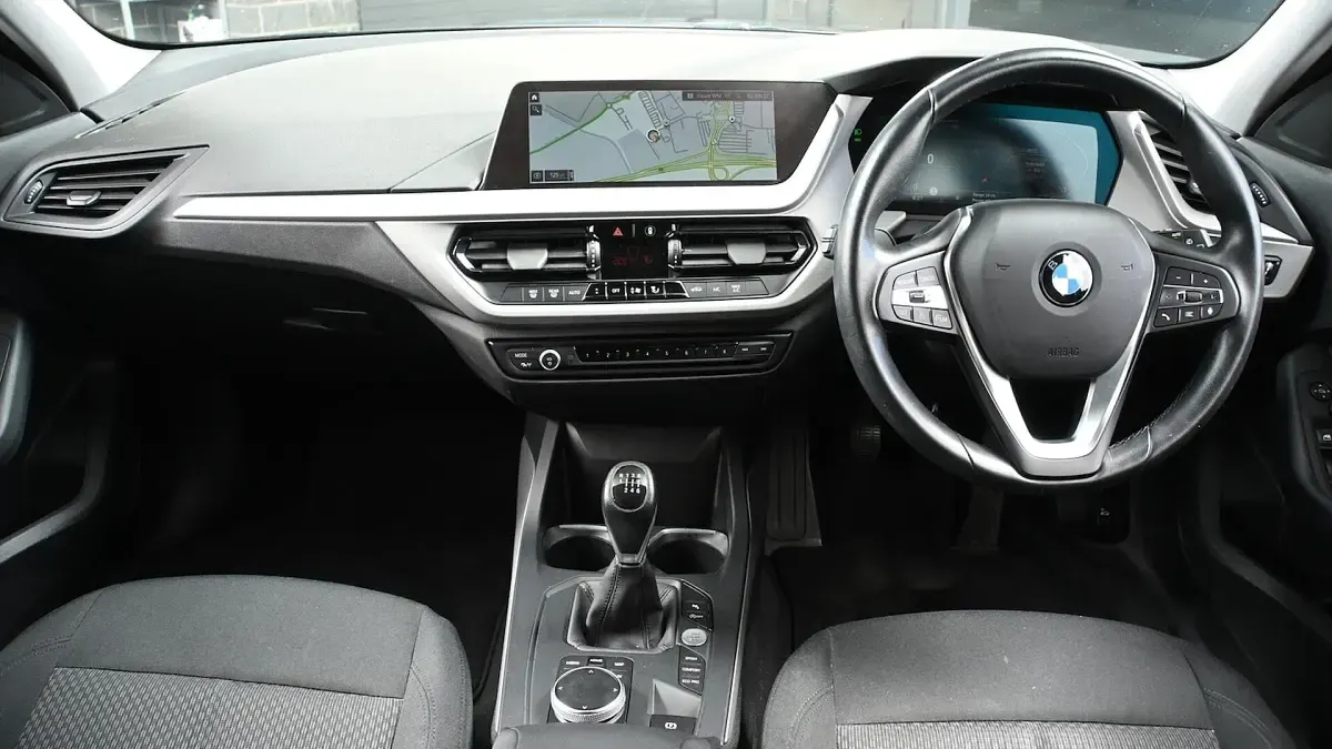 Usado BMW 118 Sport Line 134 CV (98 kW) 2023 Gris Utilitario