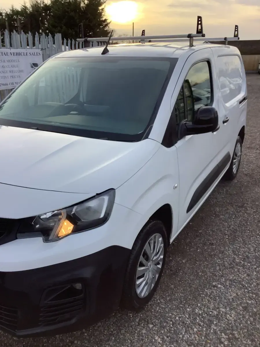 Second-hand Peugeot Partner 131 CP (96 kW) 2022 Alb Monovolum