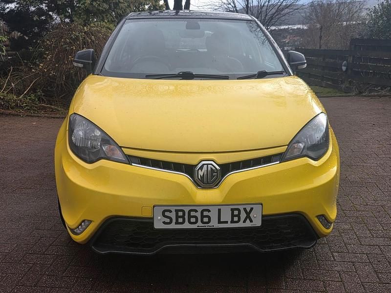Used MG MG3 106 HP (77 kW) 2016 Yellow Hatchback