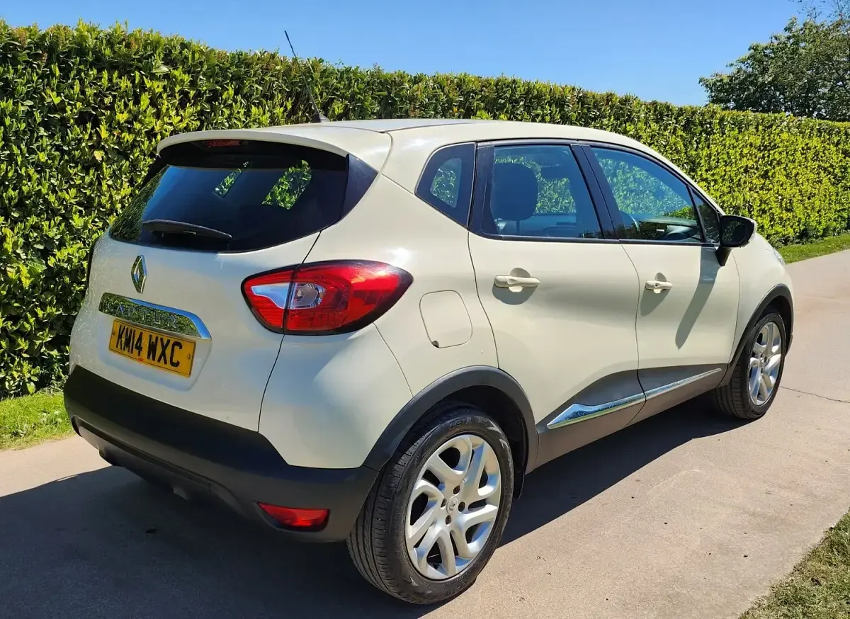 Used Renault Captur Dynamique 90 HP (66 kW) 2014 Cream SUV