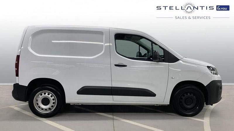 Used Citroën Berlingo 99 HP (72 kW) 2022 White MPV