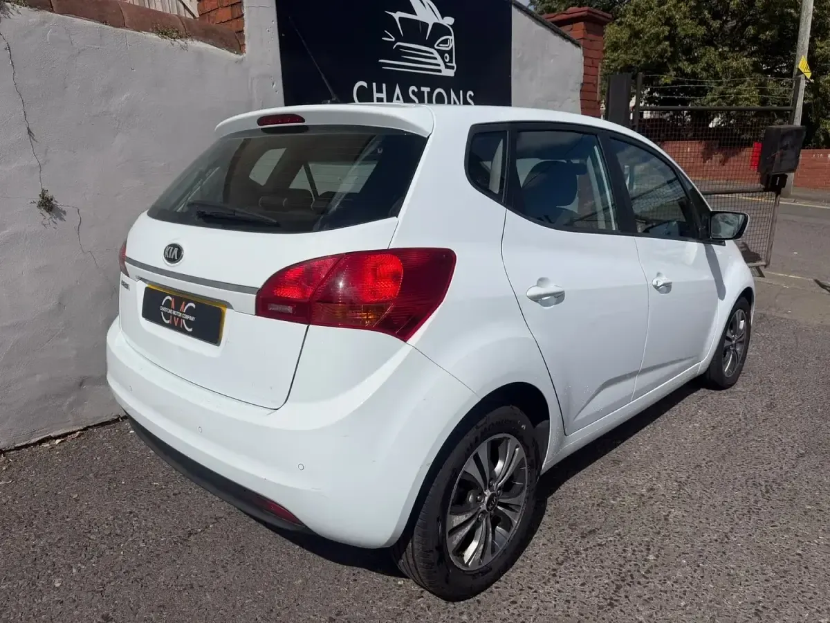 Used Kia Venga 125 HP (91 kW) 2015 White Hatchback