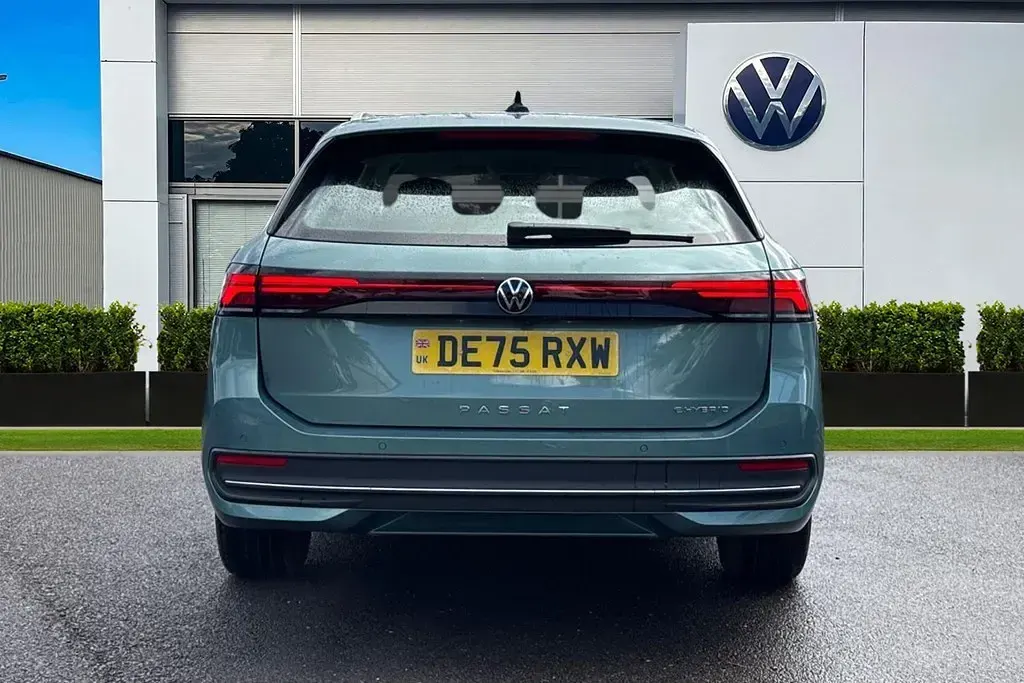 Usado VW Passat Life 204 CV (150 kW) 2025 Verde Familiar