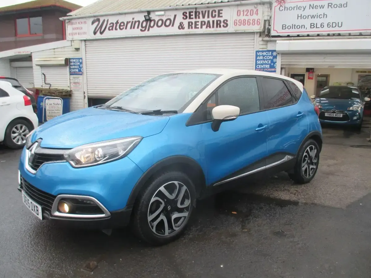 Used Renault Captur Dynamique 90 HP (66 kW) 2015 Blue/cream SUV