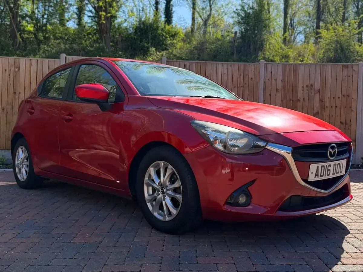 Begagnad Mazda 2 2016 Röd Halvkombi