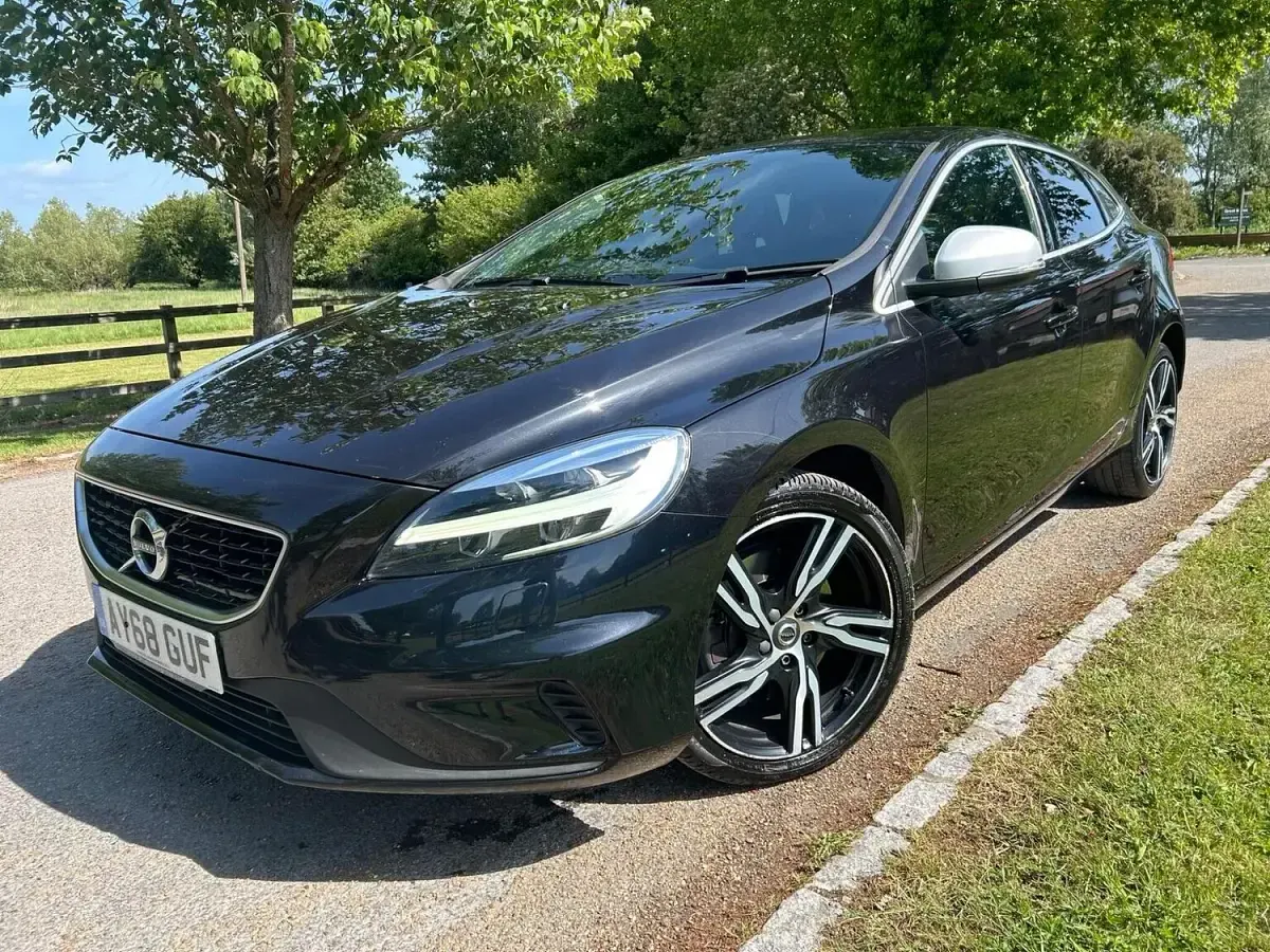 Used Volvo V40 R-Design Pro 122 HP (89 kW) 2018 Black Hatchback