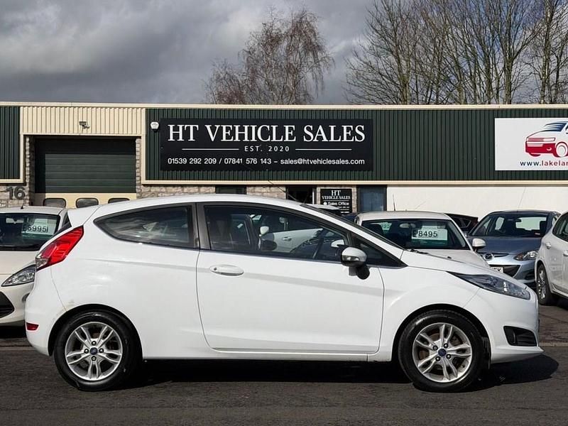 Used Ford Fiesta Zetec 82 HP (60 kW) 2016 White Hatchback