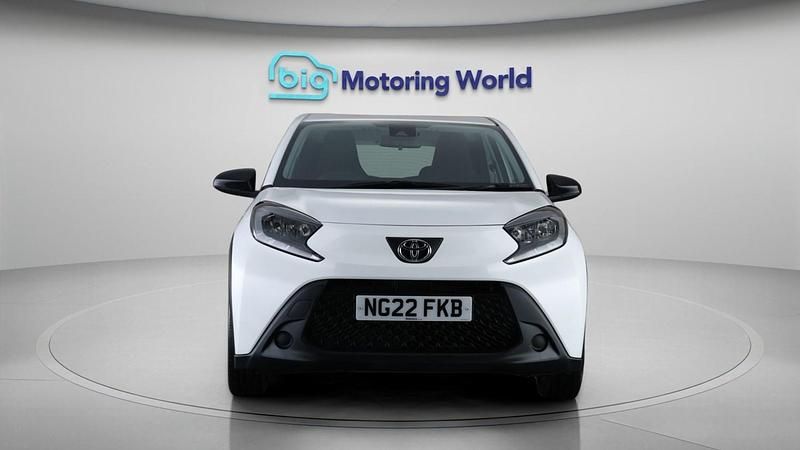 Used Toyota Aygo X PURE 71 HP (52 kW) 2022 White SUV