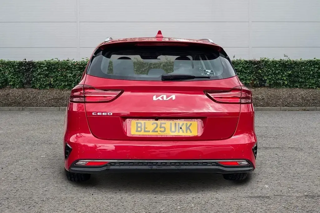 Usado Kia Ceed 138 HP (101 kW) 2025 Vermelho Citadino