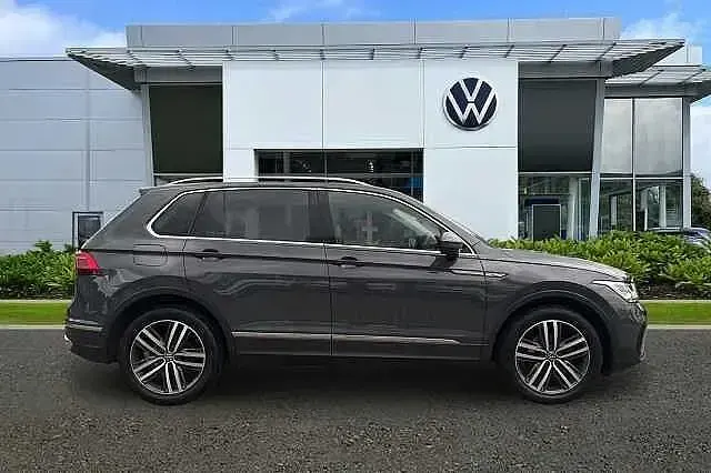 Usado VW Tiguan Elegance 150 HP (110 kW) 2023 Cinzento SUV