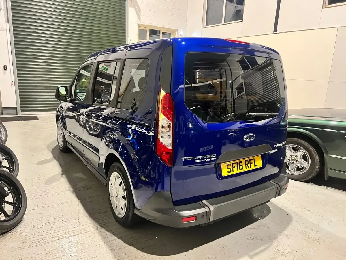 Used Ford Tourneo Connect Zetec 100 HP (73 kW) 2016 Blue MPV