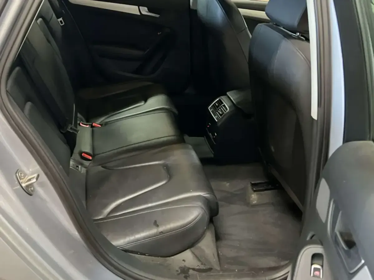 Usado Audi A4 177 CV (130 kW) 2014 Plateado Familiar