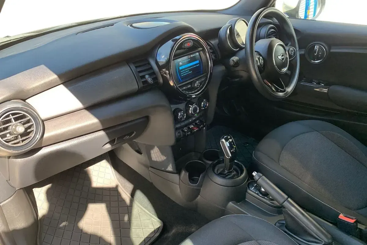Used Mini Cooper Cabriolet Classic 136 HP (100 kW) 2019 White Cabriolet
