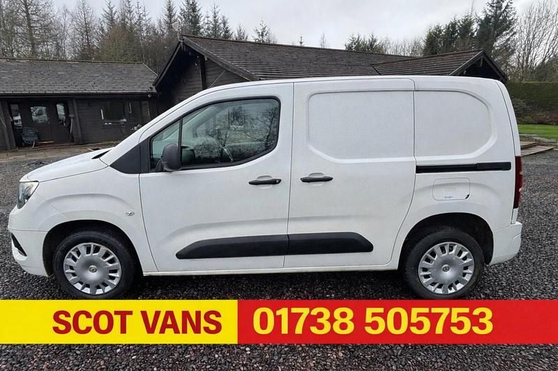 Second-hand Vauxhall Combo Sportive 100 CP (73 kW) 2020 Alb Van