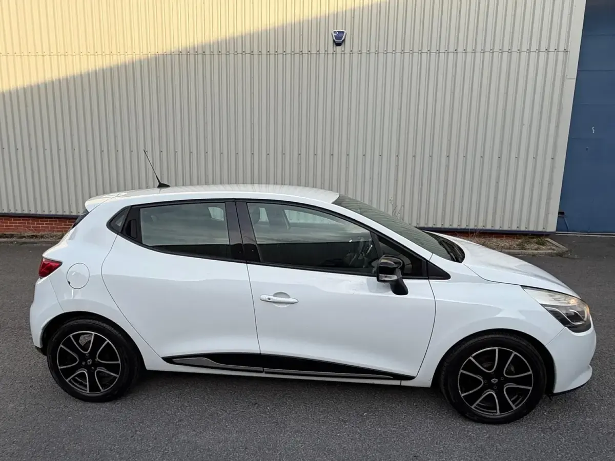 Used Renault Clio Dynamique 73 HP (53 kW) 2013 White Hatchback