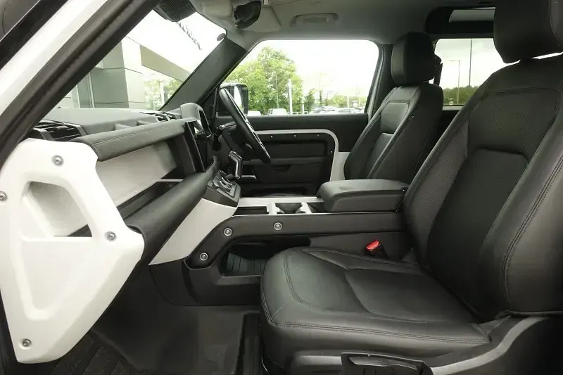 Używany Land Rover Defender S 350 KM (257 kW) 2025 Biały SUV