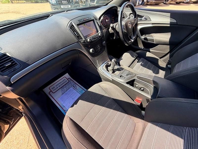 Second-hand Vauxhall Insignia Edition 163 CP (119 kW) 2015 Gri Hatchback